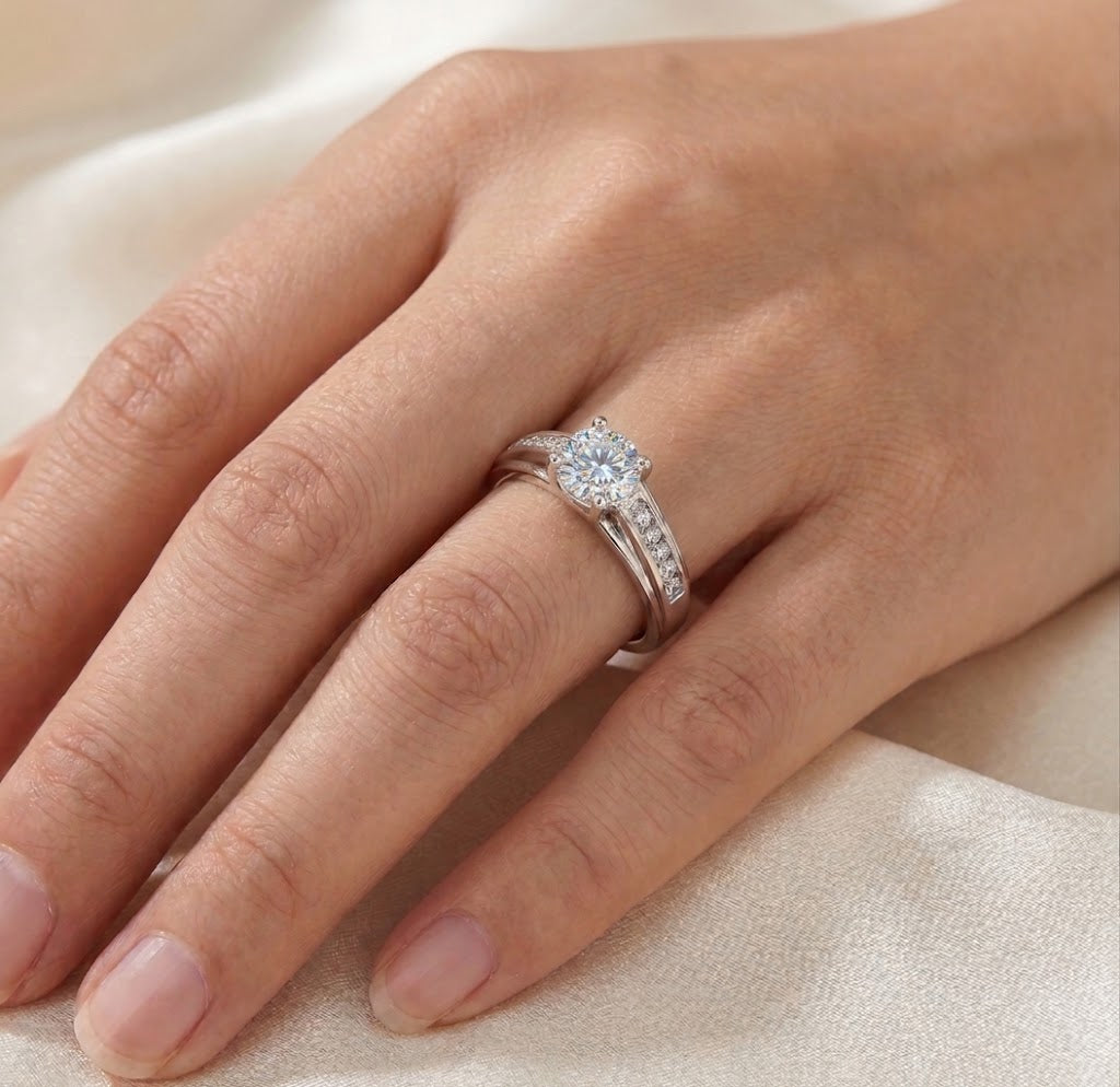 【#329】925 Sterling Silver Moissanite Ring Round Cut Solitaire Ring Side Stone Engagement Promise Rings for Women